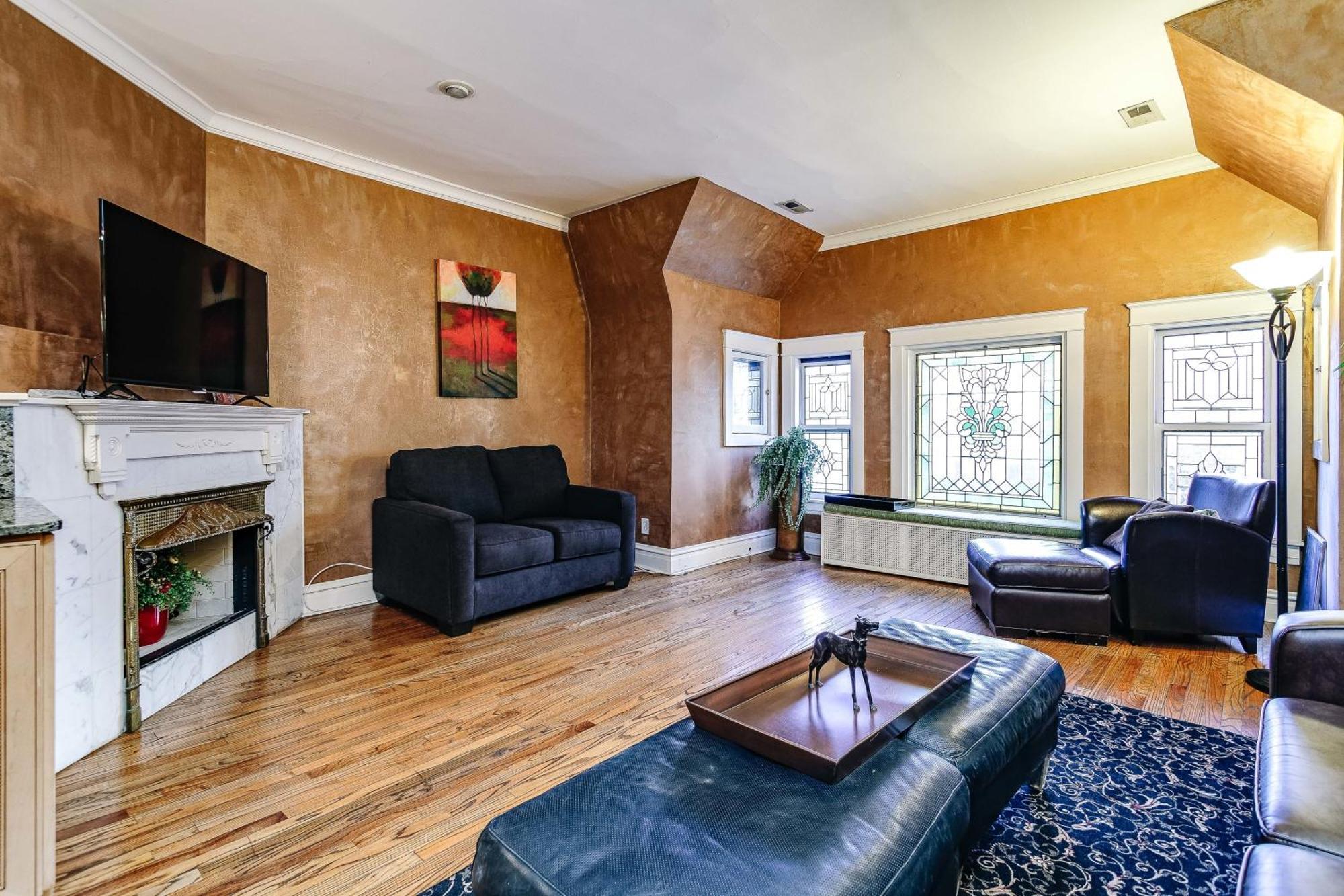 Historic And Unique Brownstone In Gold Coast - Downtown - 3 Apartment *
